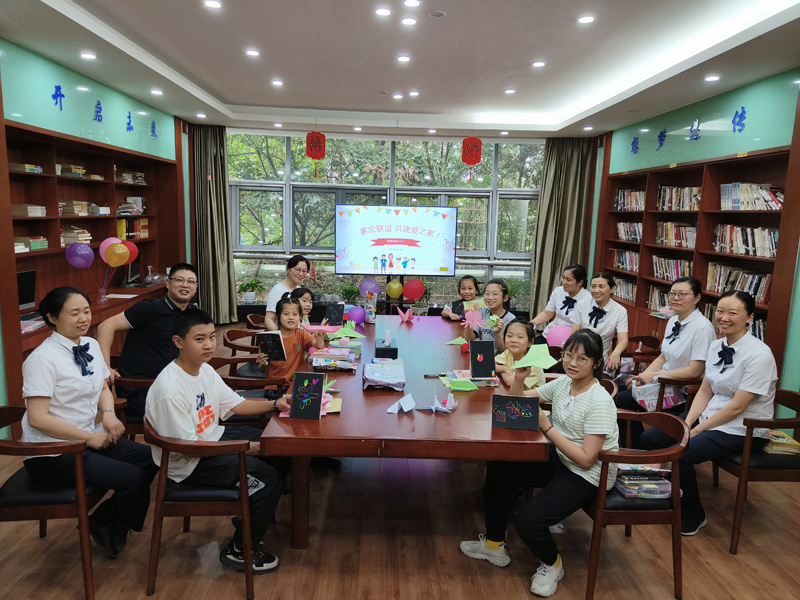 多彩书屋举办家企联谊活动.jpg